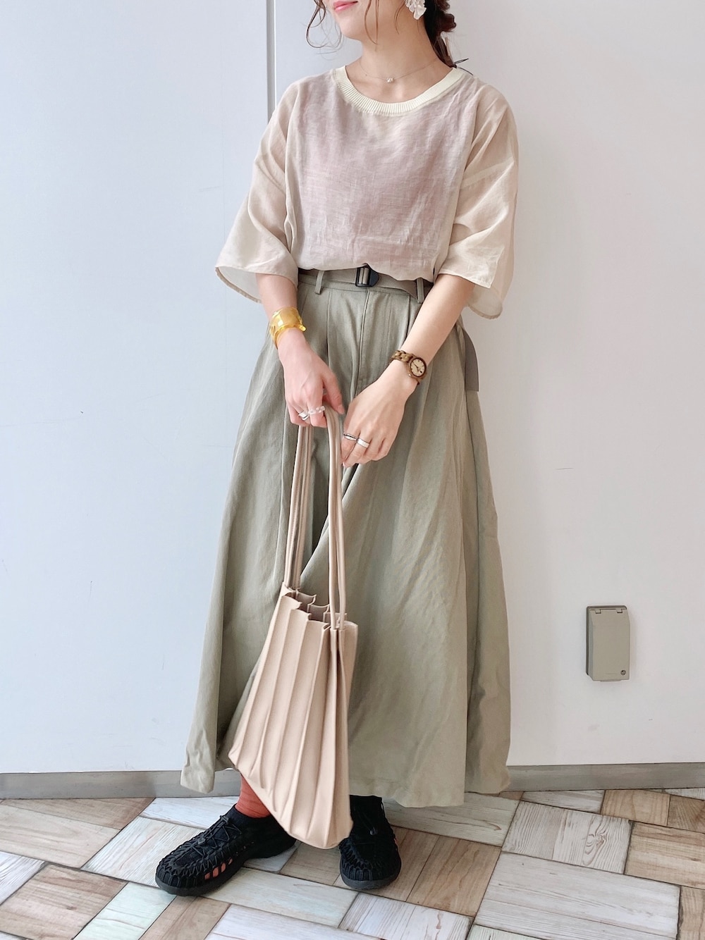 「ロングスカート、keen、シースルー、Crisp、ciaopanicTYPY、クリスプ、くすみカラー、プリーツバッグ、neuna、カヌレバッグ」｜「CIAOPANIC TYPYのタンク付シアーボイルTeeブラウス（シャツ/ブラウス、ベージュ系）」を使った、asukaさん（レディース・157cm）の夏コーディネートの1枚目の写真