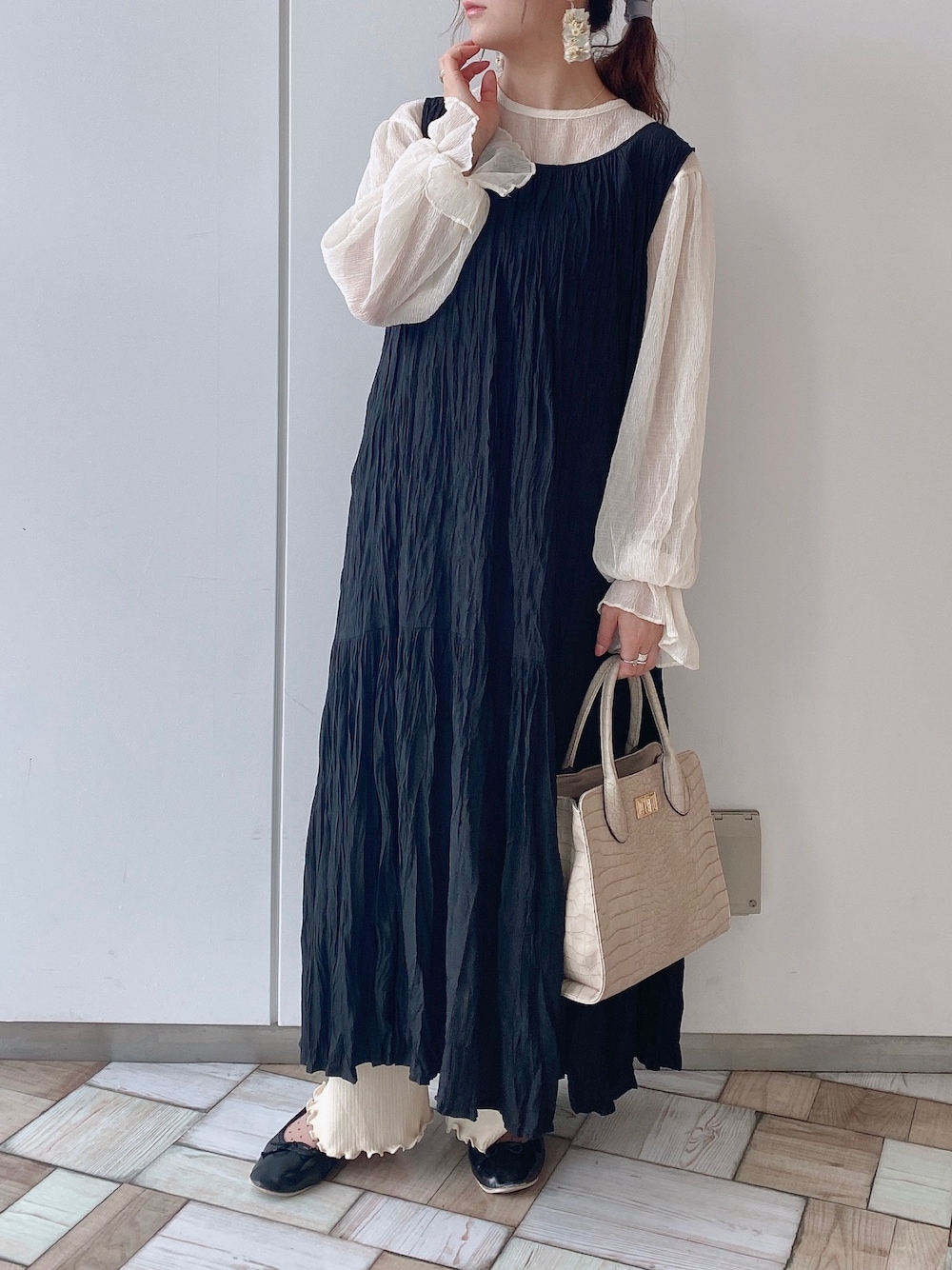 「モノトーン、ユニクロ、バレエシューズ、ロングワンピース、シースルー、黒ワンピ、Crisp、シアー、クリスプ、キャンディスリーブ」｜「UNIQLOのツイストプリーツワンピース（ノースリーブ）（ワンピース、ブラック系）」を使った、asukaさん（レディース・157cm）の夏コーディネートの1枚目の写真