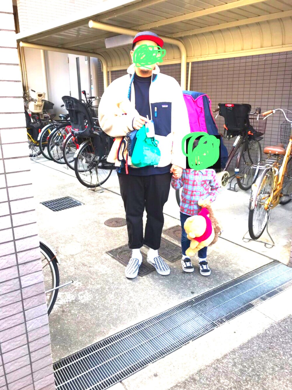 「冬、Patagoniaレトロx、patagonia、ピルグリムサーフサプライ、vans slip on、MAISON KITSUNE、パリジャンキャップ」｜「GramicciのGRAMICCI / グラミチ GRAMICCI  PANTS（チノパンツ、ブラック系）」を使った、$taka$さん（メンズ・173cm）の冬コーディネートの1枚目の写真