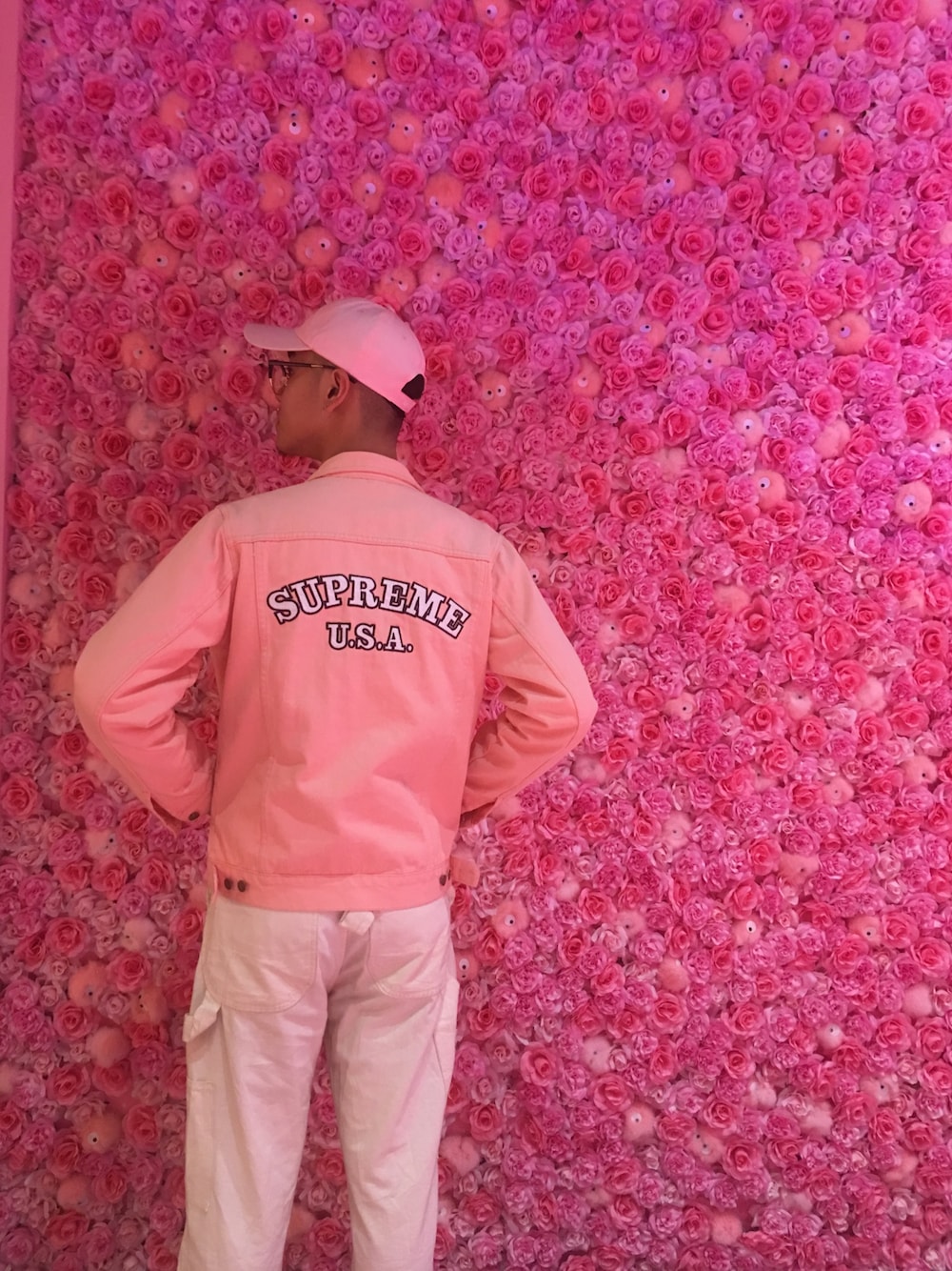 「粉色系、吊帶褲 」｜「Supreme のアイテム（デニムジャケット、ピンク系）」を使った、Chima さん（メンズ・178cm）の秋コーディネートの1枚目の写真