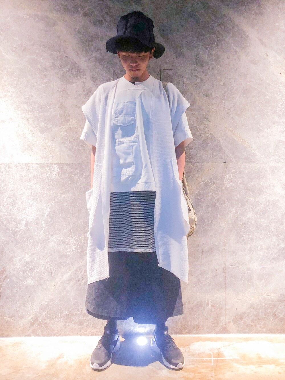 「fusiofusio、NIKE、So nice、寬褲、牛仔、罩衫、漁夫帽」｜「fusio_fusioのアイテム（Tシャツ/カットソー、ホワイト系）」を使った、Chima さん（メンズ・178cm）の春コーディネートの1枚目の写真