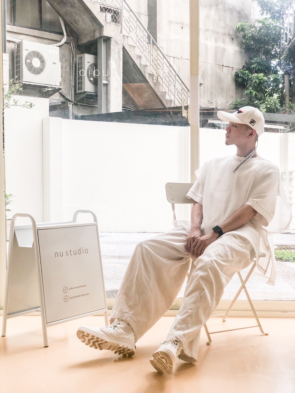 「coffeeshop、white」｜「FILAのアイテム（キャップ、ホワイト系）」を使った、Chima さん（メンズ・178cm）の夏コーディネートの1枚目の写真