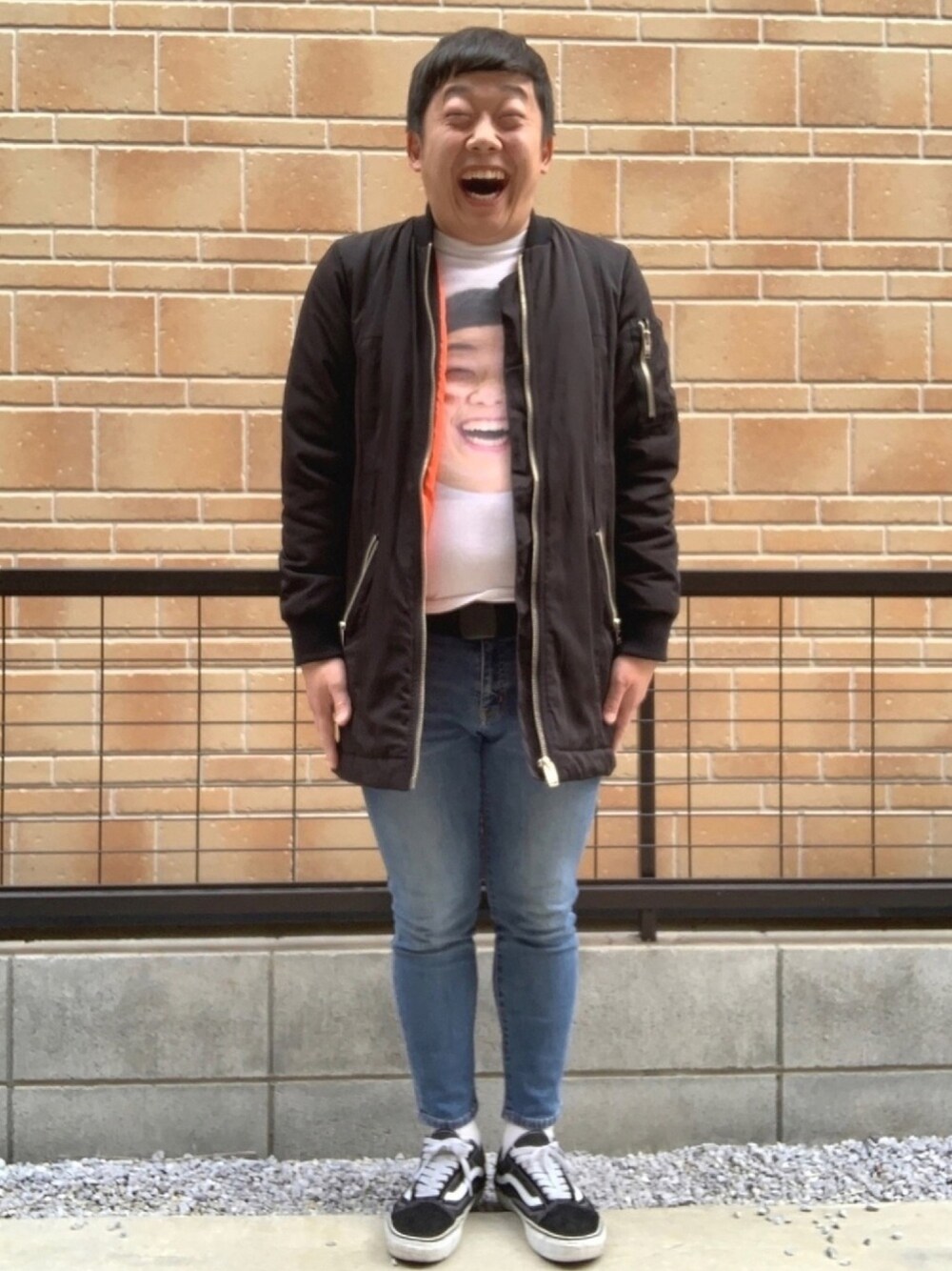 「イーズィー、イージーTシャツ、イージー軍団、イージー好きと繋がりたい、夢は叶う、ズィ」｜「ZOZOのスキニーデニムパンツ（パターンオーダー）／インディゴブルー［WOMEN］（デニムパンツ、ブルー系）」を使った、イージー蓮見(小前澤友作)さん（メンズ・168cm）の冬コーディネートの1枚目の写真