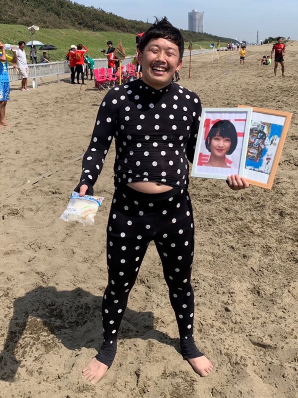 「イージーTシャツ、イージー好きと繋がりたい、イージー軍団」｜イージー蓮見(小前澤友作)さん（メンズ・168cm）の春コーディネートの1枚目の写真