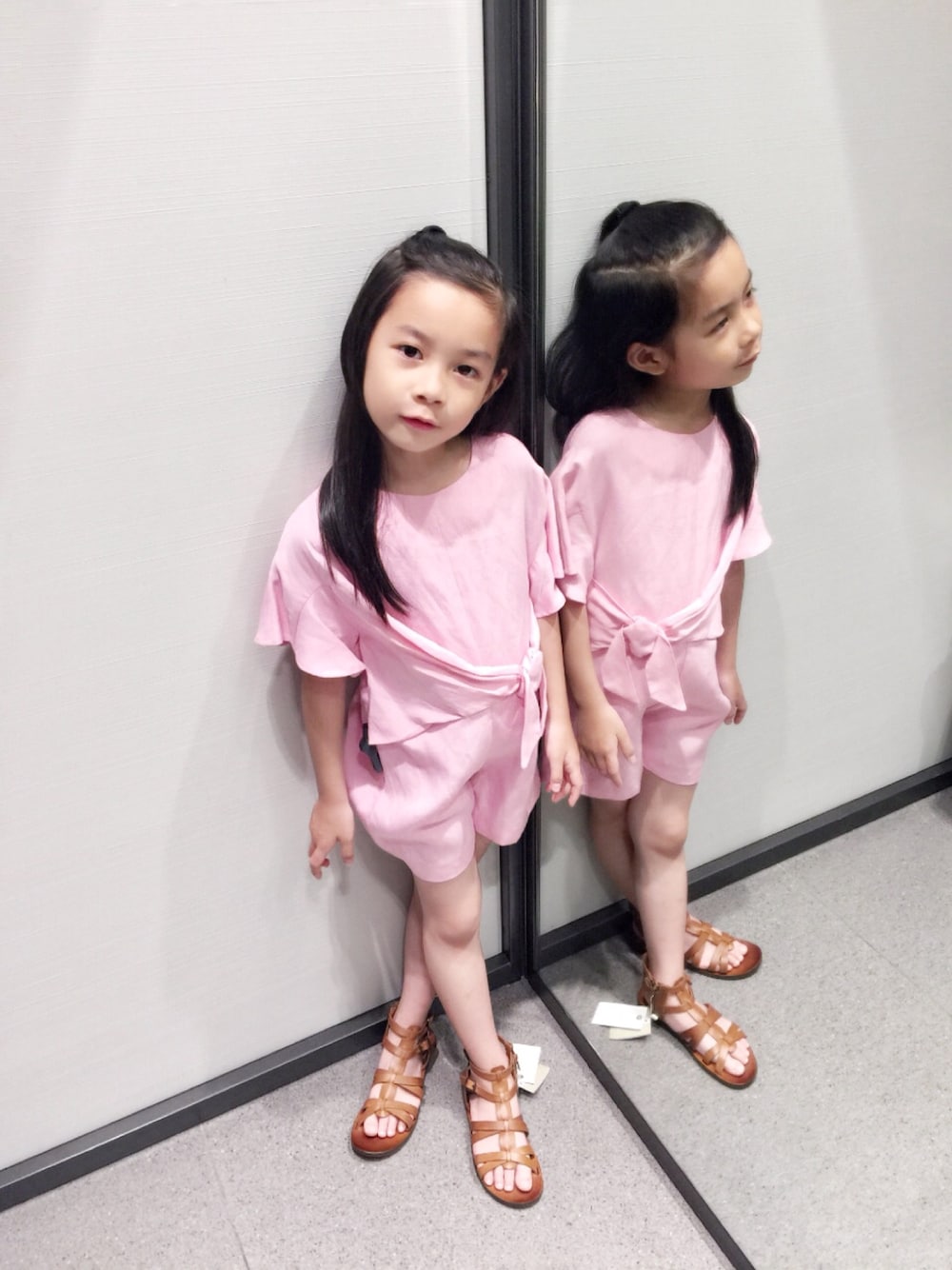 「ZARA KIDS」｜「ZARA KIDSのアイテム（つなぎ/オールインワン、ピンク系）」を使った、嘉嘉さん（キッズ・110cm）の春コーディネートの1枚目の写真