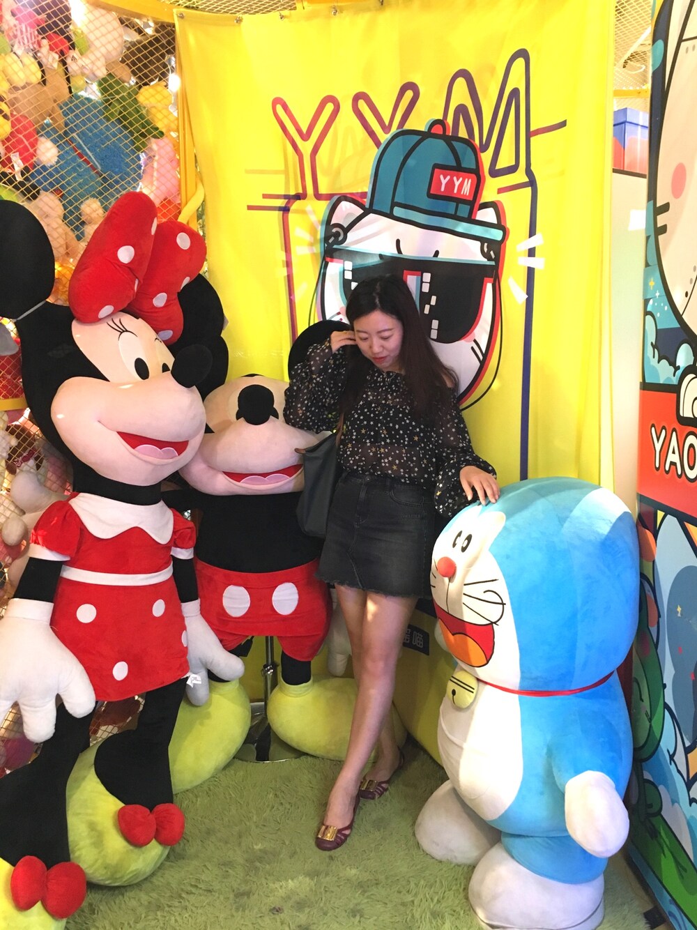「西单大悦城」｜「Double Loveのアイテム（シャツ/ブラウス、ブラック系）」を使った、何晶Heatherさん（レディース・160cm）の夏コーディネートの1枚目の写真