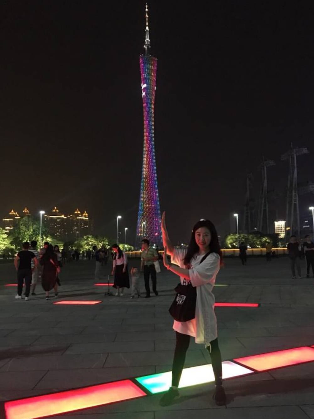 「广州塔」｜「BOY LONDONのアイテム（タンクトップ、ホワイト系）」を使った、何晶Heatherさん（レディース・160cm）の夏コーディネートの1枚目の写真