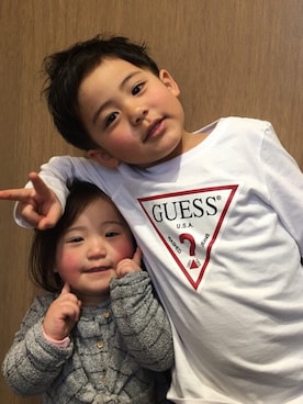 「Guess（ゲス）のアイテム（トップス）」を使った、リカ アユムさん（キッズ・90cm）の春コーディネート