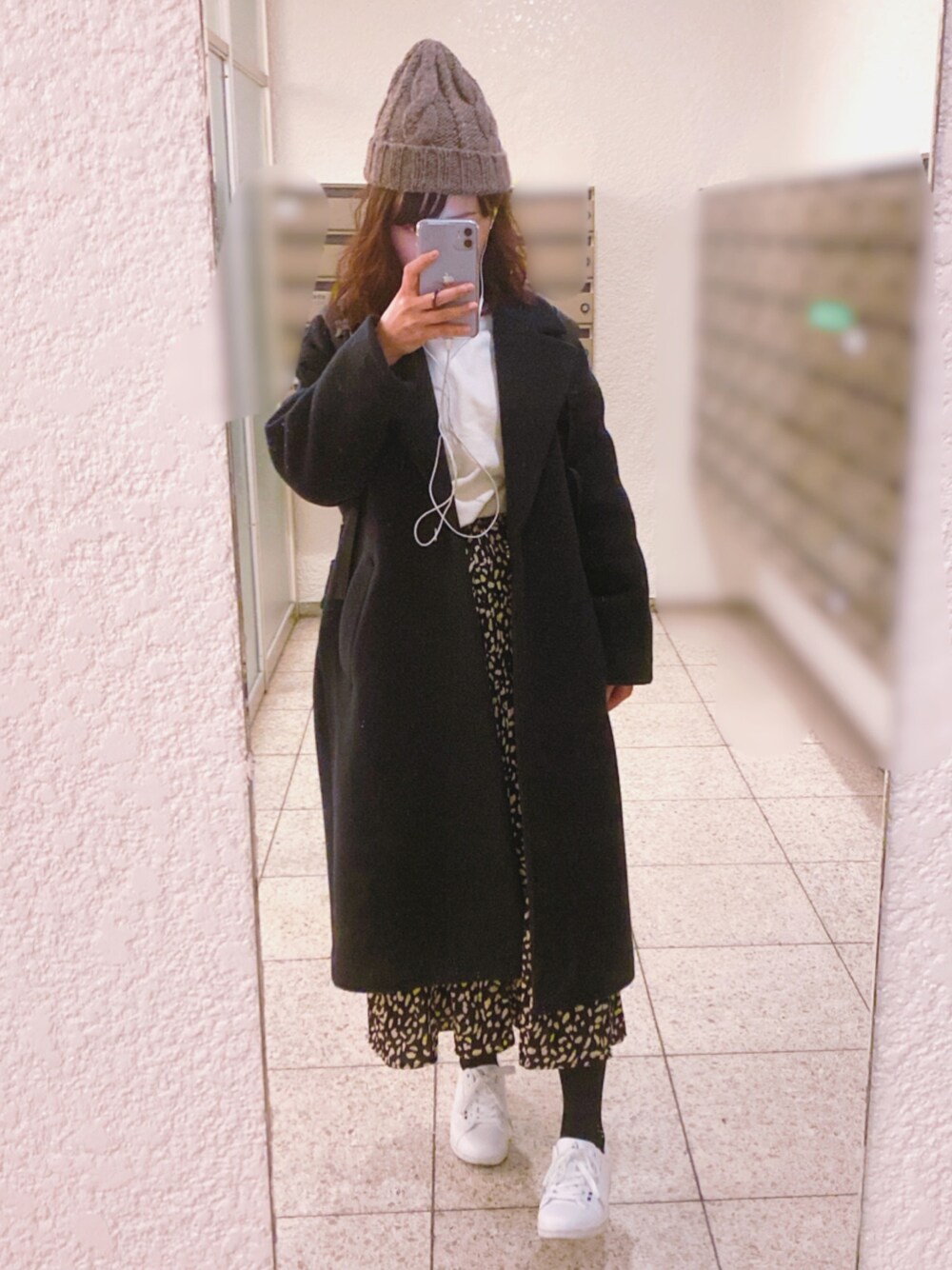 ホワイト系のスウェット、ブルー系のチェスターコート、ブラック系のスカートを着用したレディースの冬コーディネートの1枚目の写真