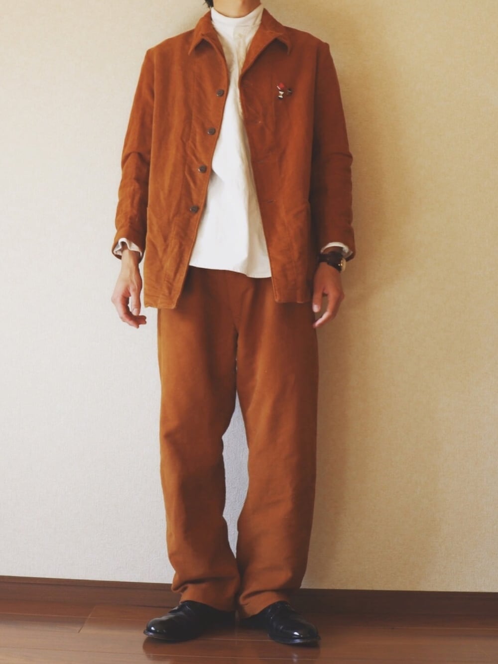 オレンジ系のその他パンツを着用したメンズの秋コーディネートの1枚目の写真