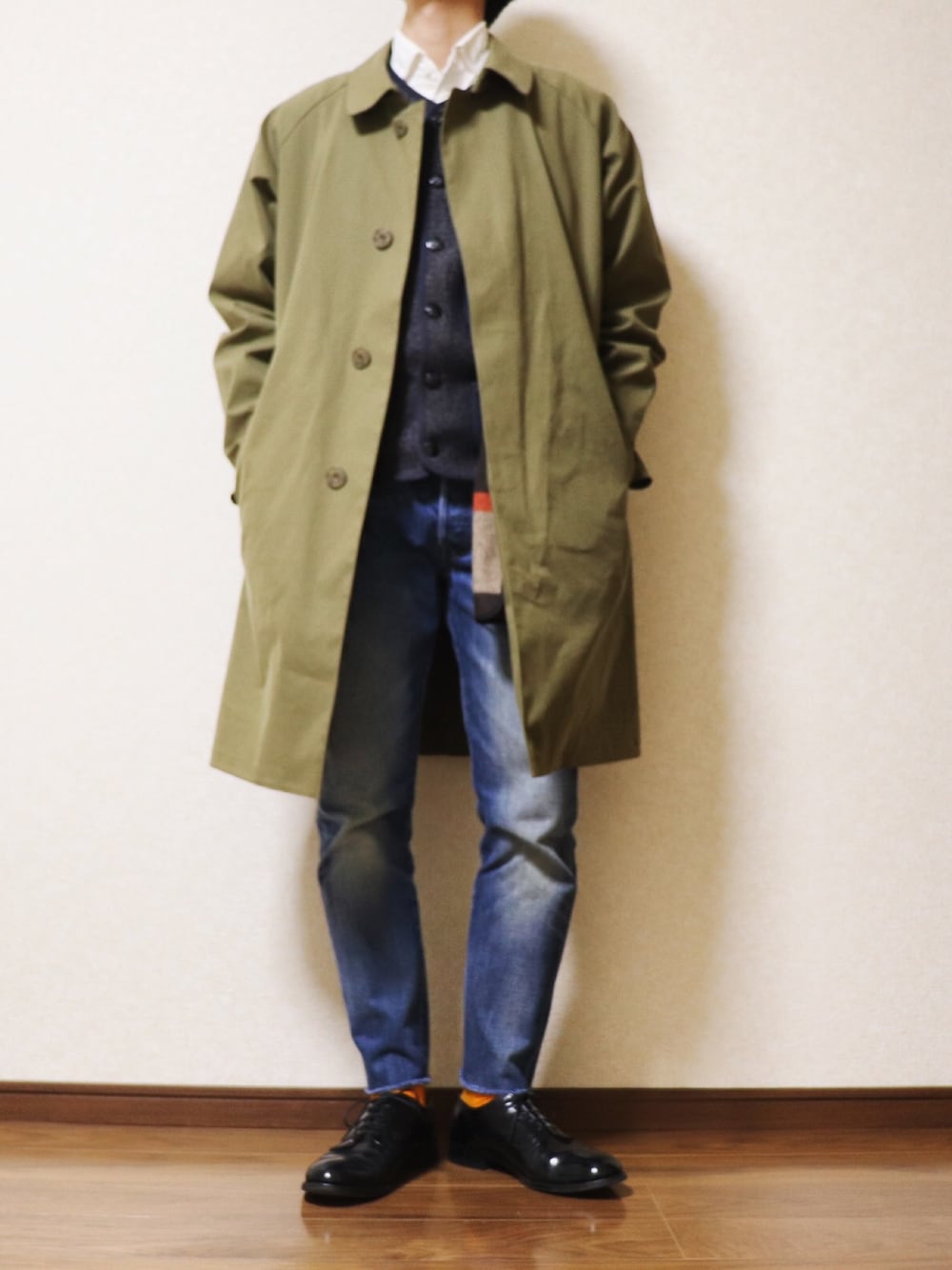 ブルー系のデニムパンツを着用したメンズの秋コーディネートの1枚目の写真