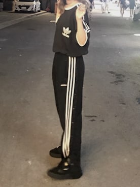 「adidas（アディダス）のスリーストライプスTシャツ [3 STRIPES TEE] アディダスオリジナルス（Tシャツ/カットソー、ブラック系）」を使った、ぱてぃチャンさん（レディース・167cm）の春コーディネート