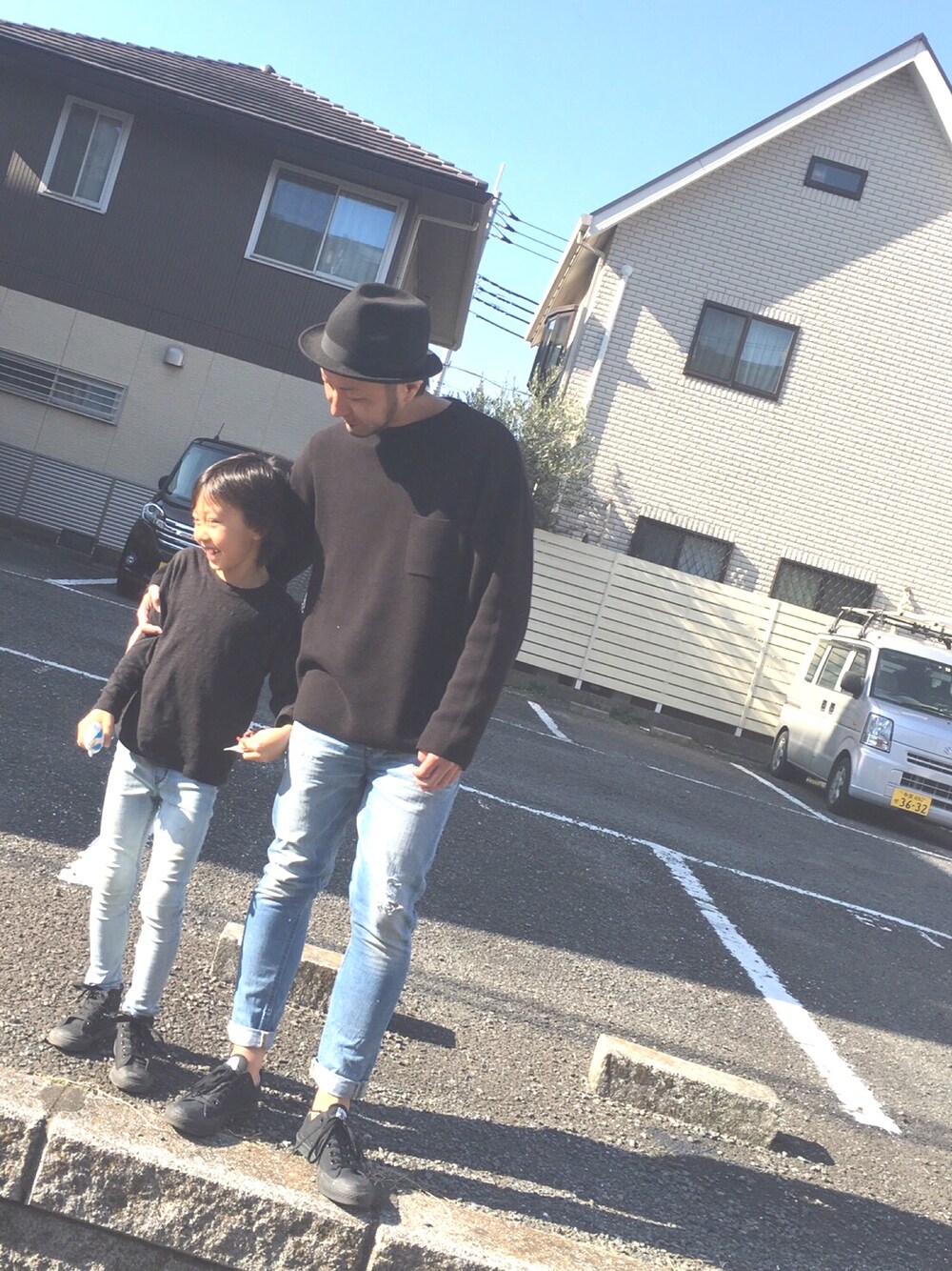 「H&Mのアイテム（Tシャツ/カットソー、ブラック系）」を使った、megさん（キッズ・125cm）の春コーディネートの1枚目の写真