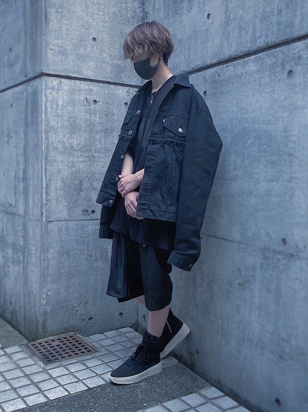 「おしゃれさんと繋がりたい、秋服準備はじめました、ブラックコーデ、モードカジュアル、モード、CHRISTIAN DADA、fear of god、NILøS」｜「CHRISTIAN DADAのアイテム（デニムジャケット、ブラック系）」を使った、ヤマダコウヘイさん（メンズ・177cm）の秋コーディネートの1枚目の写真