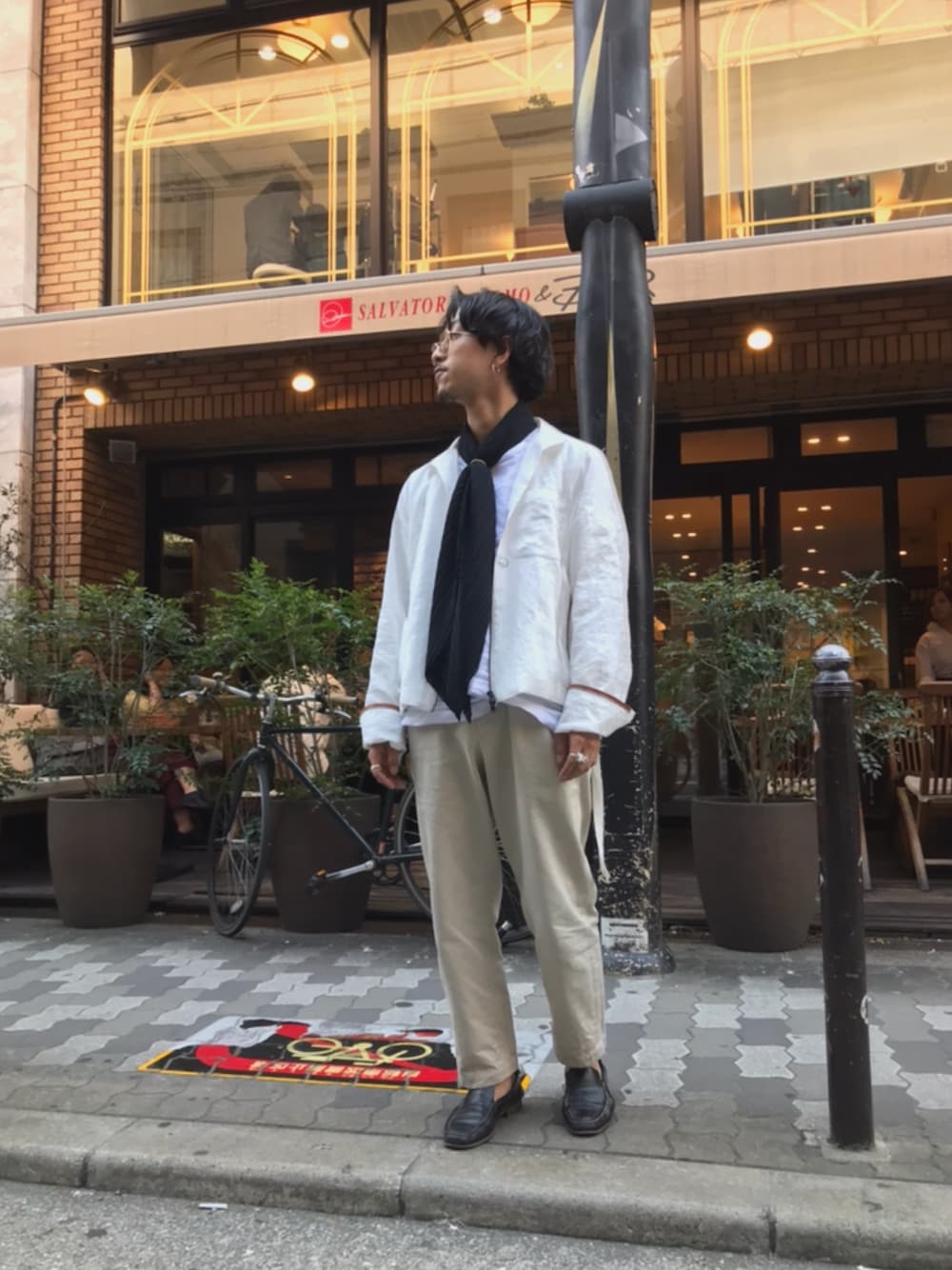 「シンプル、春夏コーデ、きれいめカジュアル、シャツ、モノトーン、休日スタイル、カフェ、令和」｜「SUNSEAのアイテム（ジャケット/アウター、ホワイト系）」を使った、GARDEN  takumiさん（メンズ・167cm）の春コーディネートの1枚目の写真