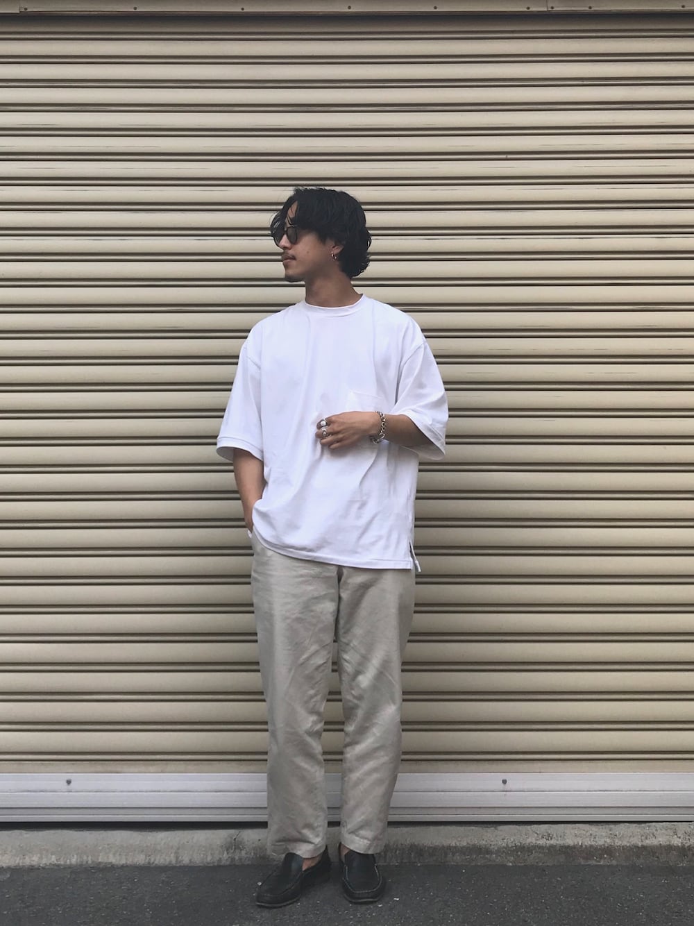「シンプル、Tシャツ、夏コーデ、大人カジュアル、革靴、サングラス、ootd、スタッフセンバツ、シンプルコーデ、gardenosaka」｜「bukhtのbukht/ブフト/pocket Tee/ポケットティー（Tシャツ/カットソー、ホワイト系）」を使った、GARDEN  takumiさん（メンズ・167cm）の夏コーディネートの1枚目の写真