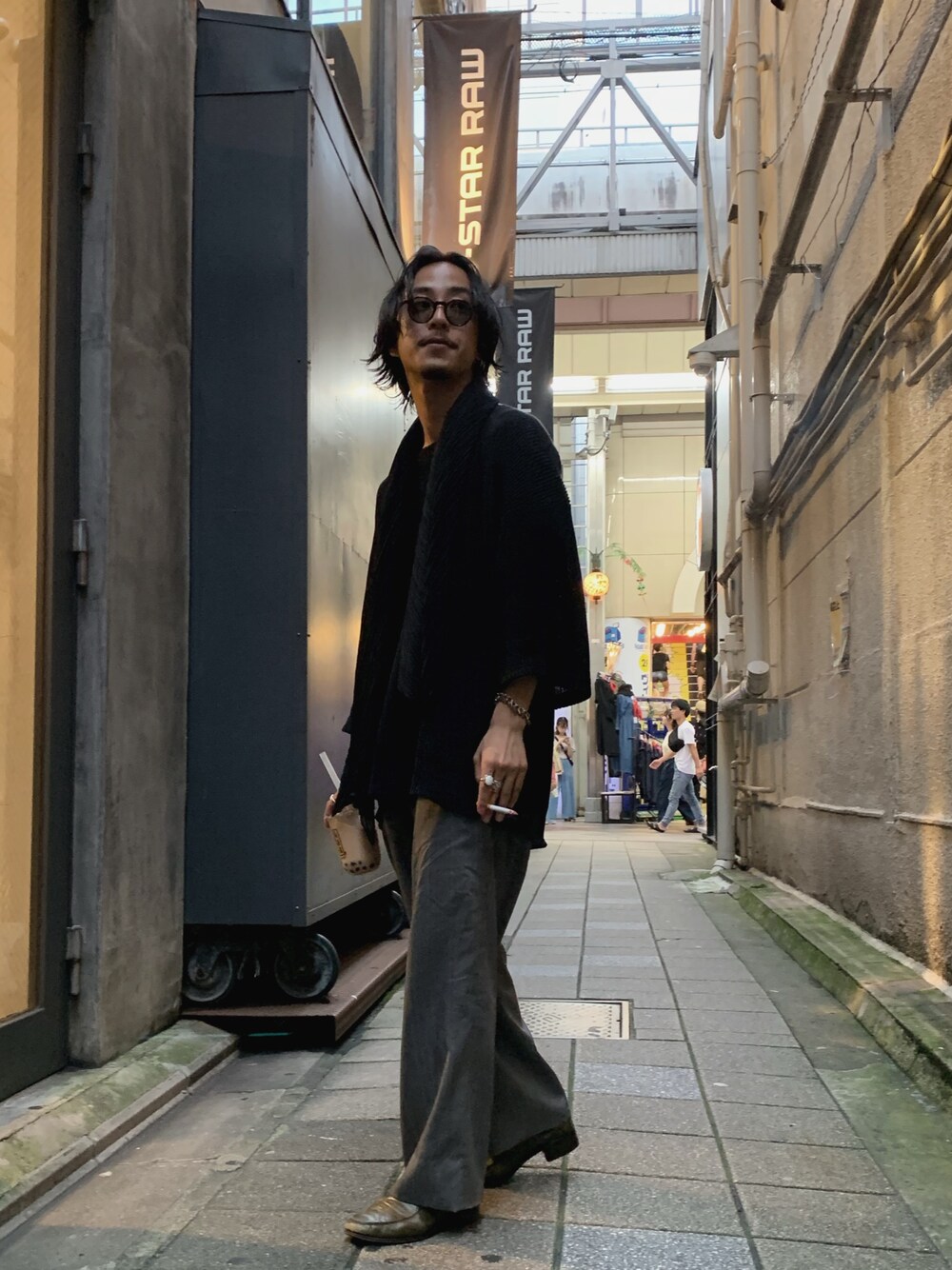「カジュアル、タピオカ、大人カジュアル、シンプル、黒、京都」｜「PLEATS PLEASEのアイテム（ストール/ショール、ブラック系）」を使った、GARDEN  takumiさん（メンズ・167cm）の夏コーディネートの1枚目の写真