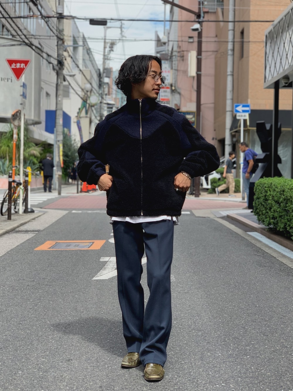 「クラシックメガネコーデ、秋、秋のコーデ、ブルー、めがね、革靴、ラフ、ボア、gardenosaka」｜「GmbHのアイテム（ジャケット/アウター、ブルー系）」を使った、GARDEN  takumiさん（メンズ・167cm）の秋コーディネートの1枚目の写真
