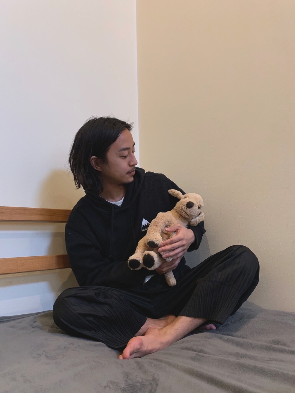 「おうちファッション、イッセイミヤケ、プリーツ、黒、パーカー、犬、IKEA」｜「BURTONのマウンテンロゴ　プルオーバーフーディ―（パーカー、ブラック系）」を使った、GARDEN  takumiさん（メンズ・167cm）の春コーディネートの1枚目の写真