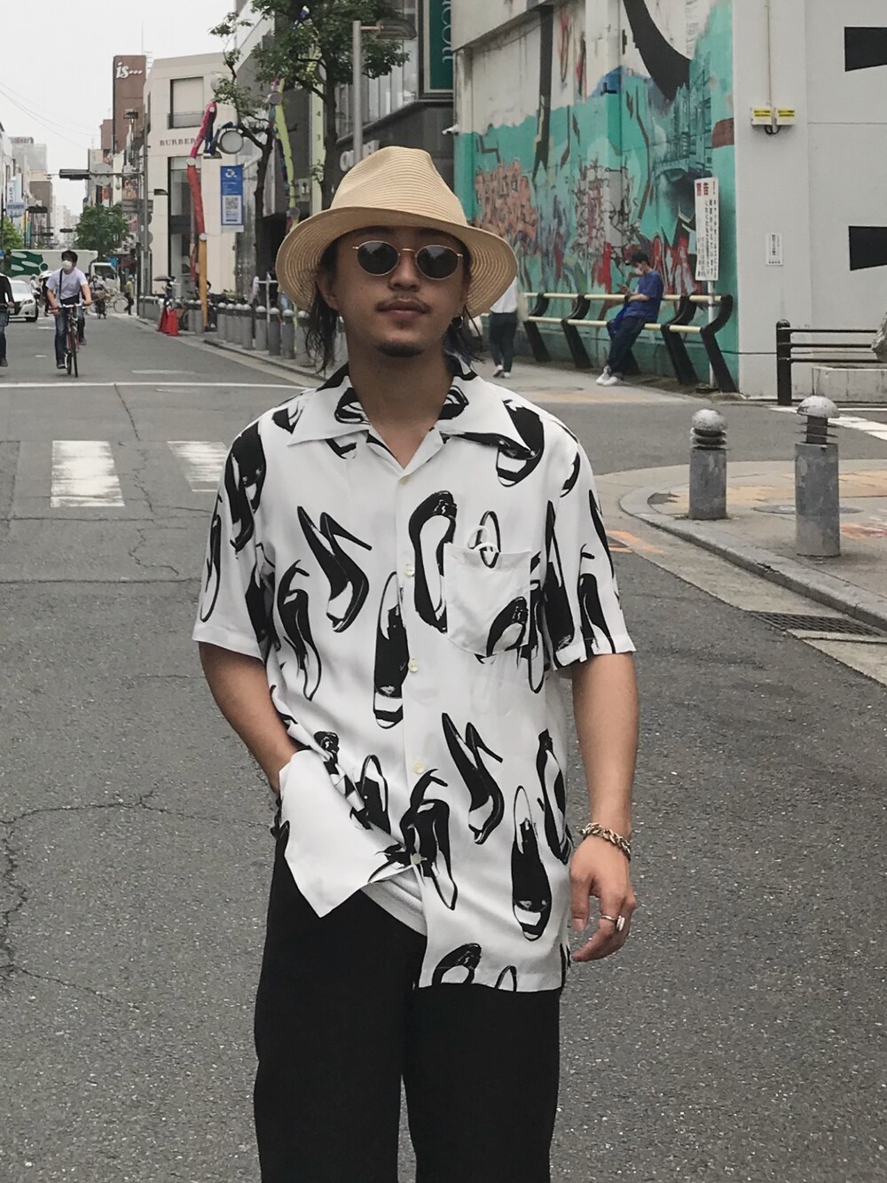 「アロハシャツ、夏コーデ、シャツスタイル、オープンカラーシャツ、sunsea、サングラス、ワイドパンツ、gardenosaka」｜「aloha blossomのアイテム（シャツ/ブラウス、ホワイト系）」を使った、GARDEN  takumiさん（メンズ・167cm）の夏コーディネートの1枚目の写真