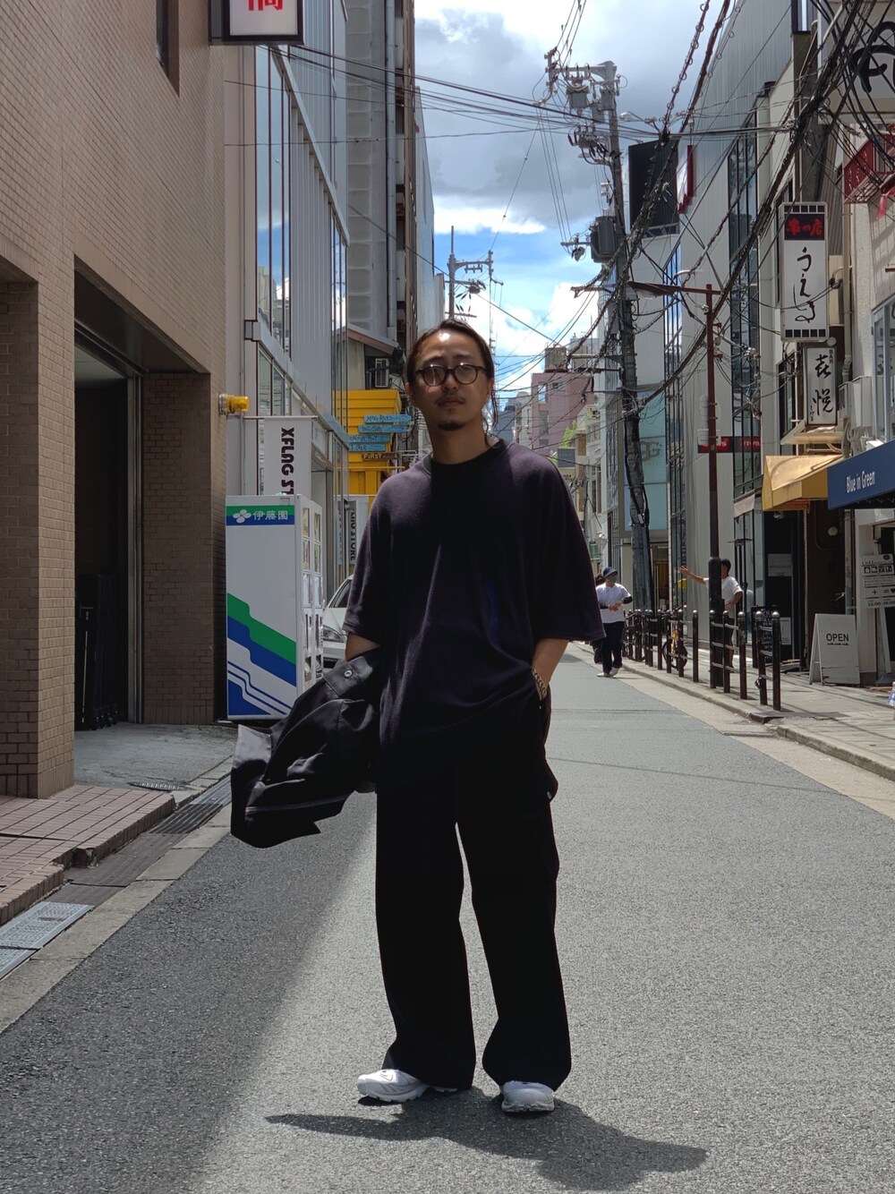 「ゆるコーデ、休日コーデ、きれいめカジュアル、スニーカーコーデ、シンプル、Tシャツ、SALOMON、スニーカー、gardenosaka」｜「nobuyuki matsuiのアイテム（トップス、パープル系）」を使った、GARDEN  takumiさん（メンズ・167cm）の夏コーディネートの1枚目の写真