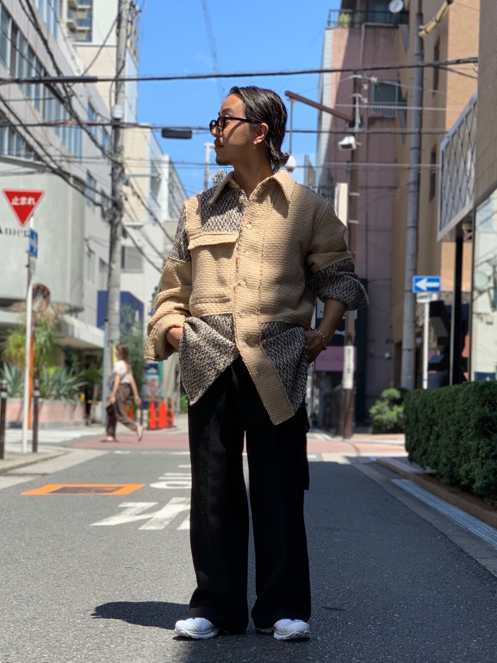 「シンプルコーデ、今日のコーデ、スニーカー、オトナカジュアル、シャツスタイル、ラフ、大人コーデ、秋のコーデ、いいね、save、フォローお願いします🤑、gardenosaka」｜「AndersonBellのアイテム（ジャケット/アウター、ベージュ系）」を使った、GARDEN  takumiさん（メンズ・167cm）の夏コーディネートの1枚目の写真