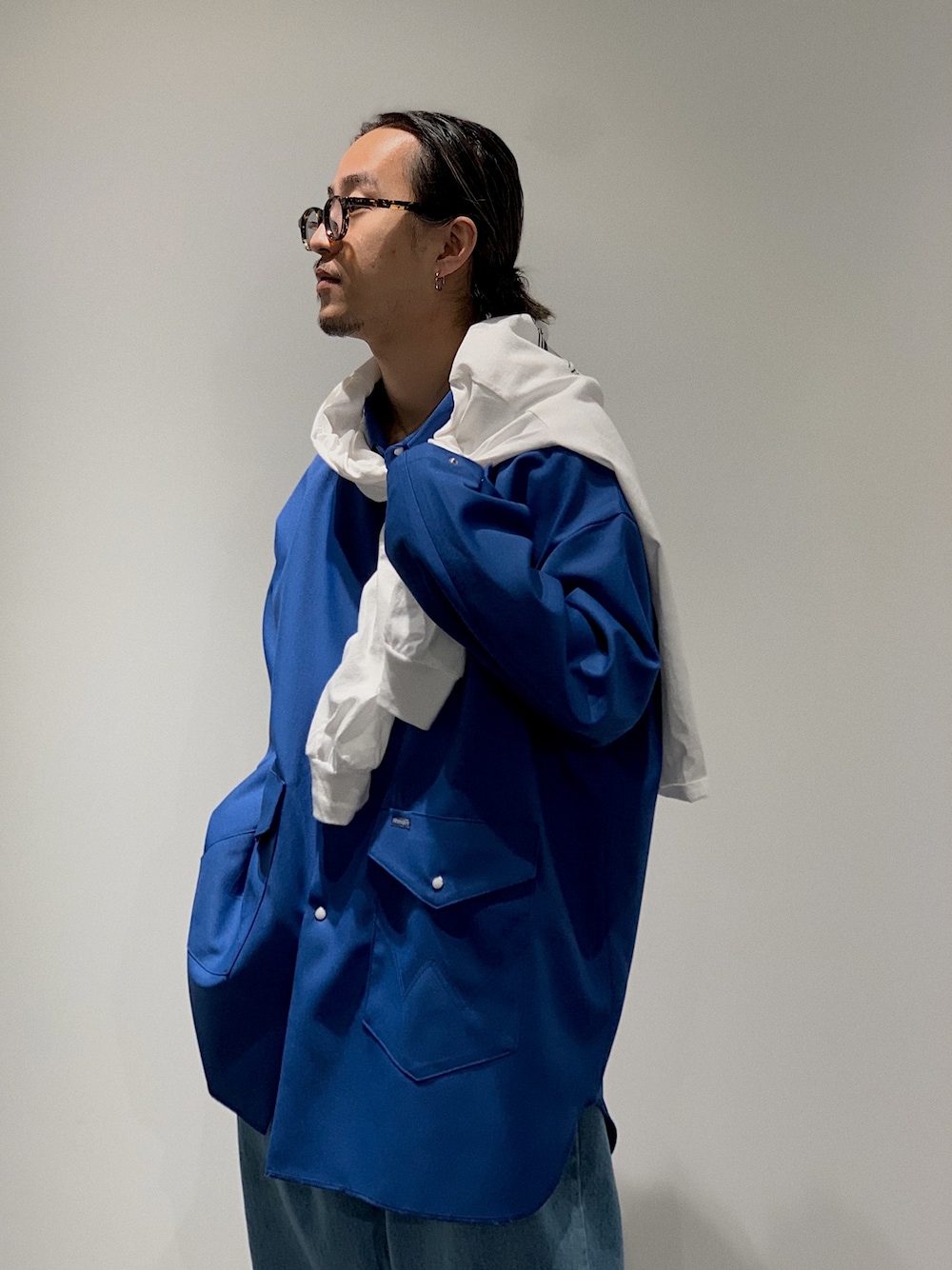 「冬コーデ、休日コーデ、オーバーサイズ、冬、休日スタイル、シャツスタイル、ジャケット、SHINYA KOZUKA、gardenosaka」｜「SHINYAKOZUKAのSHINYA KOZUKA/シンヤ コヅカ/SHINYA KOZUKA x Wrangler（カバーオール、ブルー系）」を使った、GARDEN  takumiさん（メンズ・167cm）の冬コーディネートの1枚目の写真