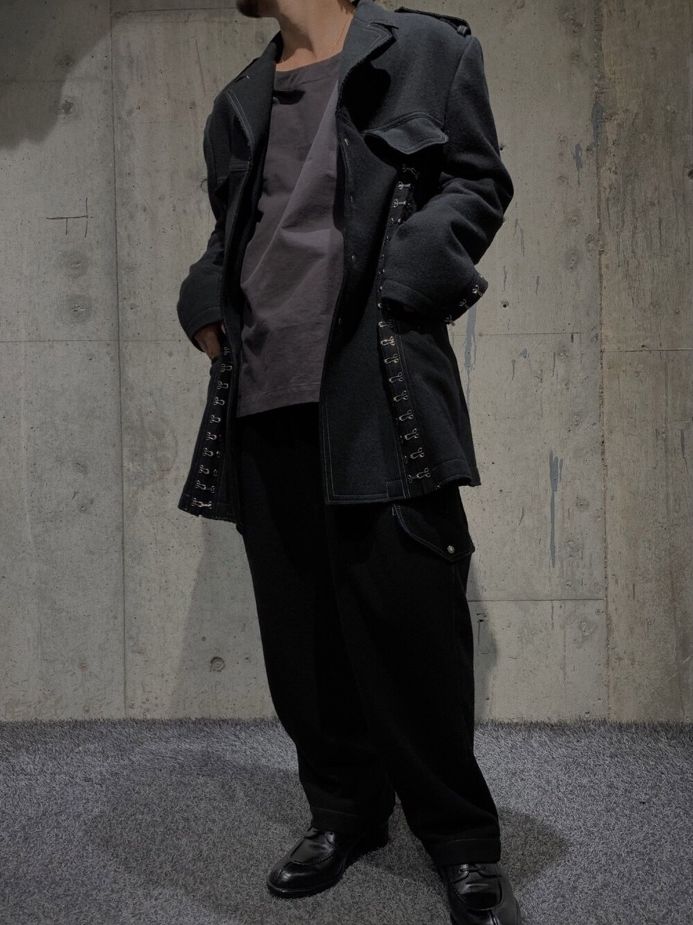 「yohjiyamamoto、yohji yamamoto pour homme、TOIRONIER、leyuccas、GARDEN TOKYO、gardenosaka、秋のコーデ、シンプルコーデ、セットアップ、秋トレンド2021」｜「Yohji Yamamoto POUR HOMMEのアイテム（ジャケット/アウター、ブラック系）」を使った、GARDEN  takumiさん（メンズ・167cm）の秋コーディネートの1枚目の写真
