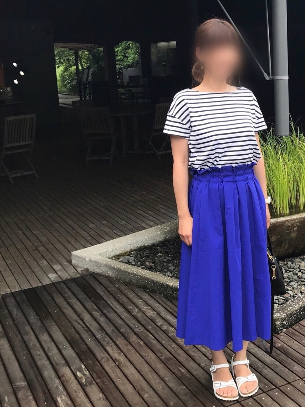 「夏コーデ、休日スタイル、大人カジュアル、ブルー、オトナカジュアル、ボーダー、サンダル、旅行、雨の日コーデ」｜「ADAM ET ROPE'のランダムタックスカート（スカート、ブルー系）」を使った、mee☆さん（レディース・160cm）の夏コーディネートの1枚目の写真