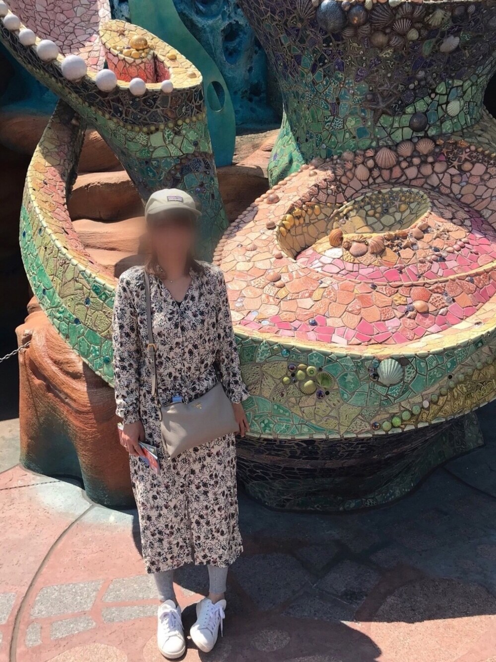 ホワイト系のワンピース、グレー系のスニーカー、グレー系のショルダーバッグを着用したレディースの春コーディネートの1枚目の写真