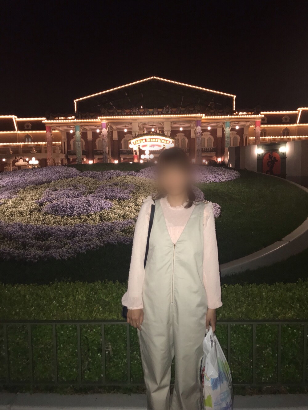 「春、オトナカジュアル、楽チンコーデ、春コーデ、大人カジュアル、カジュアル、パンツスタイル、ディズニー、ＧＷ、休日スタイル」｜「SHIPSの【SHIPS別注】UNIVERSAL OVERALL　ジップオーバーオール◆（サロペット/オーバーオール、ベージュ系）」を使った、mee☆さん（レディース・160cm）の春コーディネートの1枚目の写真