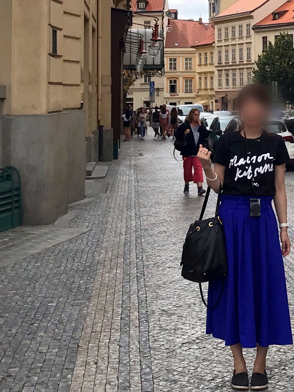 「夏コーデ、夏、オトナカジュアル、大人カジュアル、Tシャツ、スカート、カジュアルコーデ、MAISON KITSUNE、旅行、休日スタイル」｜「Maison KitsuneのTEE-SHIRT HANDWRITING（Tシャツ/カットソー、ブラック系）」を使った、mee☆さん（レディース・160cm）の夏コーディネートの1枚目の写真