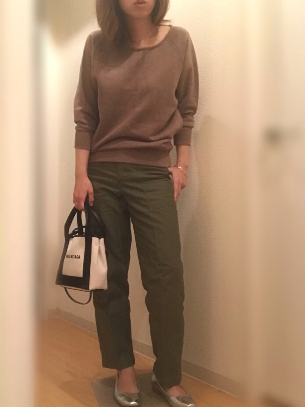 ブラウン系のスウェット、その他のパンツ、シルバー系のバレエシューズを着用したレディースの春コーディネートの1枚目の写真