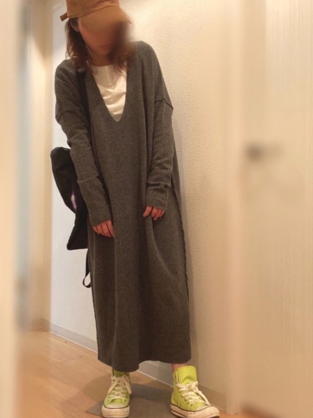 ブラック系のバックパック/リュック、イエロー系のスニーカー、ホワイト系のTシャツ/カットソーを着用したレディースの春コーディネートの1枚目の写真