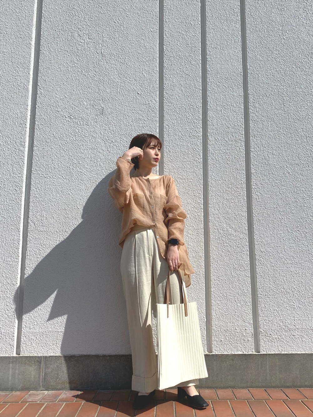 ベージュ系のシャツ/ブラウス、ベージュ系のその他パンツ、ブラック系のシューズを着用したレディースの冬コーディネートの1枚目の写真