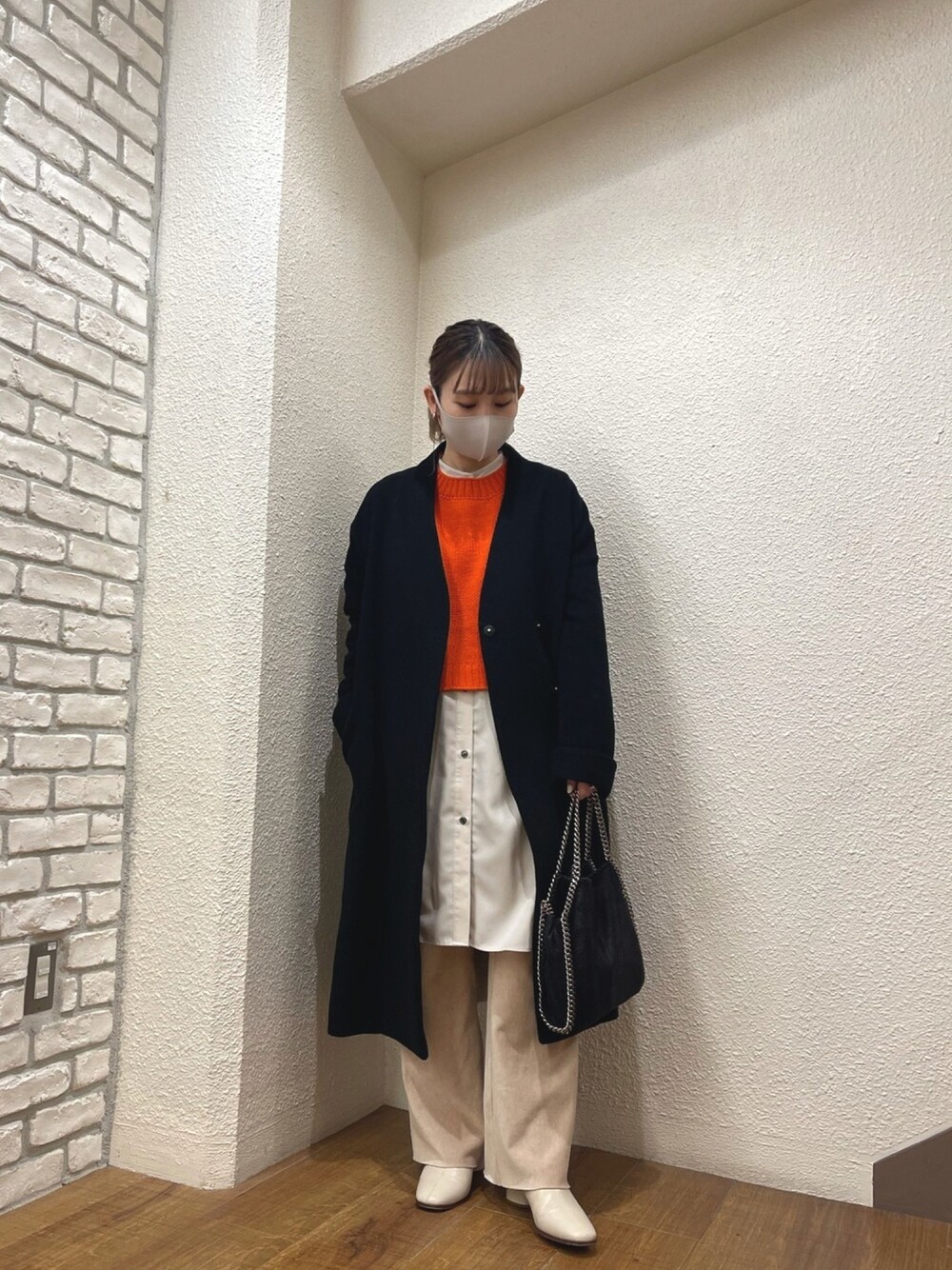 「オトナカジュアル、冬コーデ、きれいめカジュアル、今日のコーデ、ootd、レイヤードスタイル、ブーツ、シンプル、オレンジ、コーデュロイパンツ」｜「LIANのクロップドニット（ニット/セーター、オレンジ系）」を使った、yuuka_hrさん（レディース・155cm）の冬コーディネートの1枚目の写真