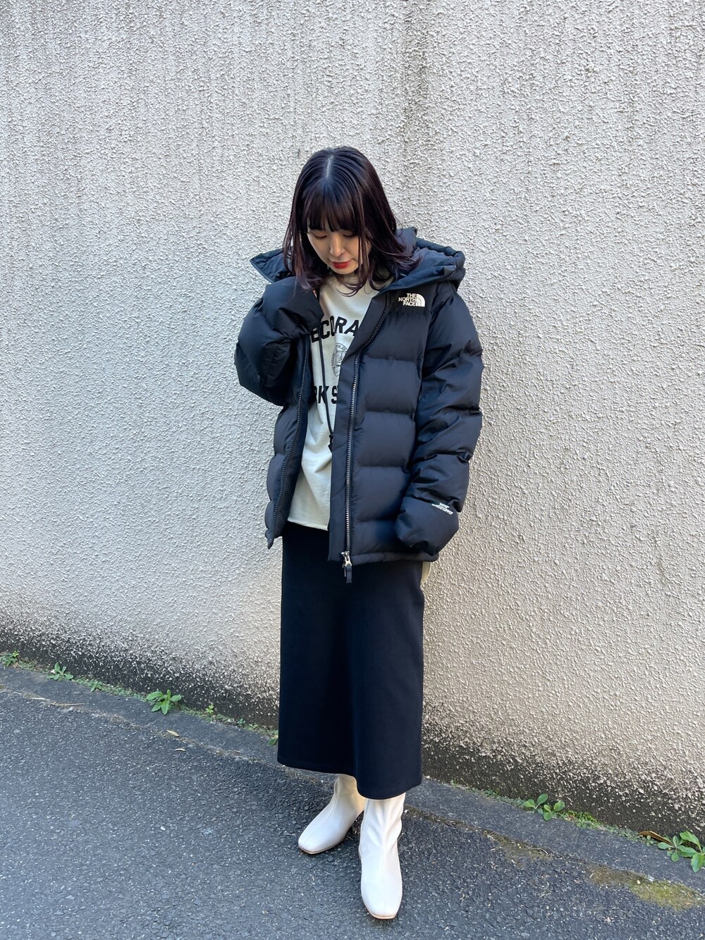 「大人カジュアル、冬コーデ、シンプル、ダウンジャケット、THE NORTH FACE、カジュアルコーデ、低身長、おしゃれさんと繋がりたい、スカート、モノトーン」｜「THE NORTH FACEの◇THE NOTRH FACE BELAYER PARKA / ザ ノースフェイス ビレイヤーパーカー（ダウンジャケット/コート、ブラック系）」を使った、yuuka_hrさん（レディース・155cm）の冬コーディネートの1枚目の写真