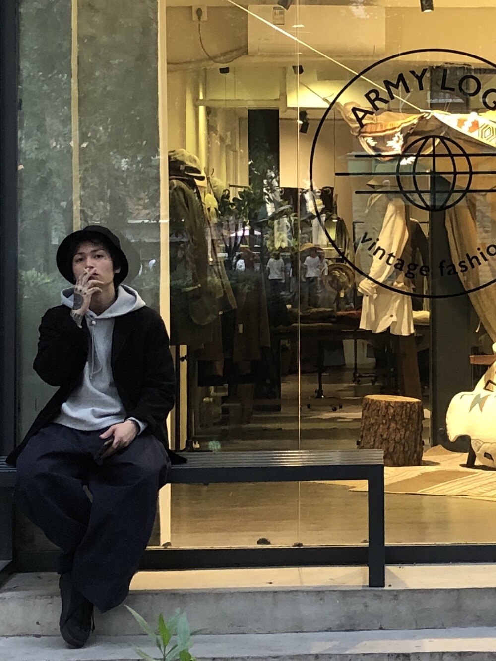 「ootd、街头搭配、冬、冬コーデ、コーデュロイ」｜「Engineered Garmentsのアイテム（テーラードジャケット、ブラック系）」を使った、Joeさん（メンズ・180cm）の冬コーディネートの1枚目の写真