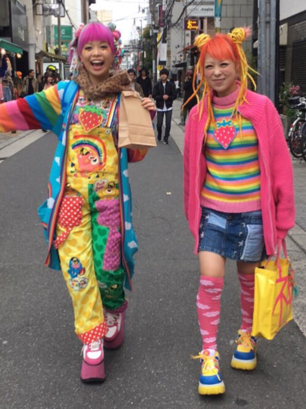 ピンク系のネックレスを着用したレディースの春コーディネートの1枚目の写真