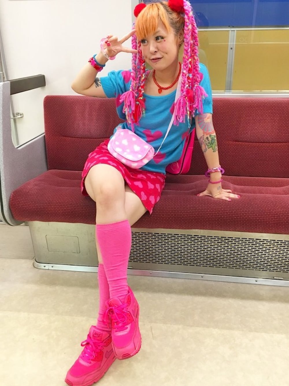 「ハート、ハート柄、ピンク、ピンクコーデ、派手髪、派手、カラフル、ツインテール、古着、原宿」｜「ヨシダチャンネルのアイテム（その他ヘアアクセサリー、ピンク系）」を使った、しおちゃんさん（レディース・155cm）の秋コーディネートの1枚目の写真