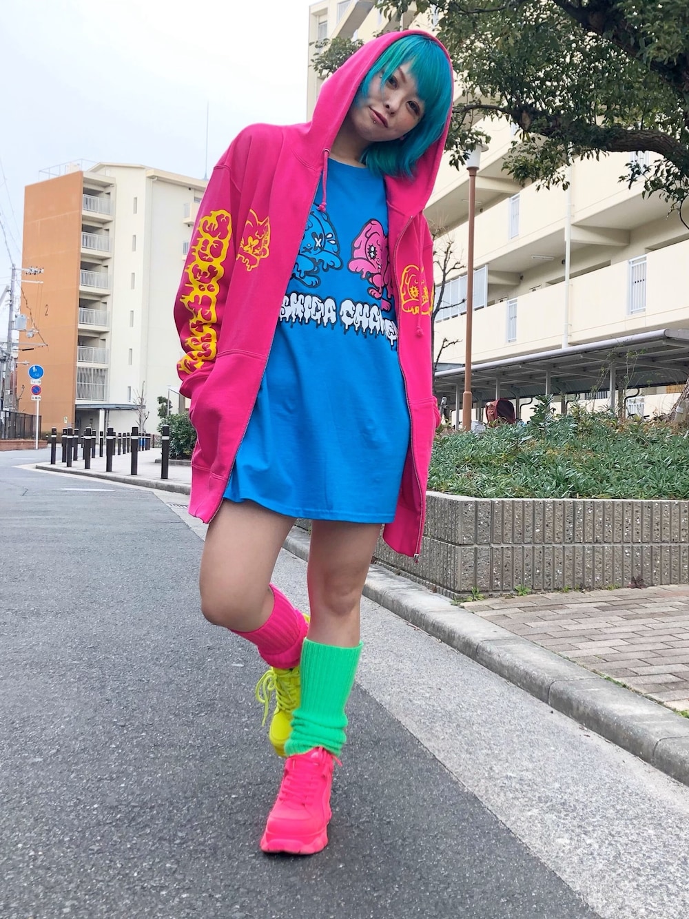 「ヨシダチャンネル、通販、パーカー、ロンT、原宿、アメ村、カラフル、派手、個性派、レッグウォーマー」｜「ヨシダチャンネルのアイテム（Tシャツ/カットソー、ブルー系）」を使った、しおちゃんさん（レディース・155cm）の春コーディネートの1枚目の写真