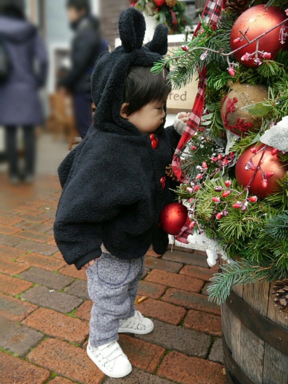 「ディズニーバトン😃、ディズニーシー、ディズニーコーデ、おとこのこ、1歳、１歳８ヶ月、スウェットパンツ、キッズ、ミッキー、ポンチョ」｜「Disneyのアイテム（ポンチョ、ブラック系）」を使った、*そうまりこ*さん（キッズ・80cm）の冬コーディネートの1枚目の写真