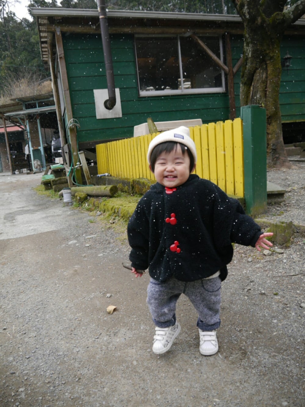 「キッズファッション、kids、男の子、1歳、1歳9ヶ月、あったかコーデ、防寒優先、スニーカー、ミッキー、スウェットパンツ」｜「petit wares のアイテム（ニットキャップ/ビーニー、ベージュ系）」を使った、*そうまりこ*さん（キッズ・80cm）の冬コーディネートの1枚目の写真