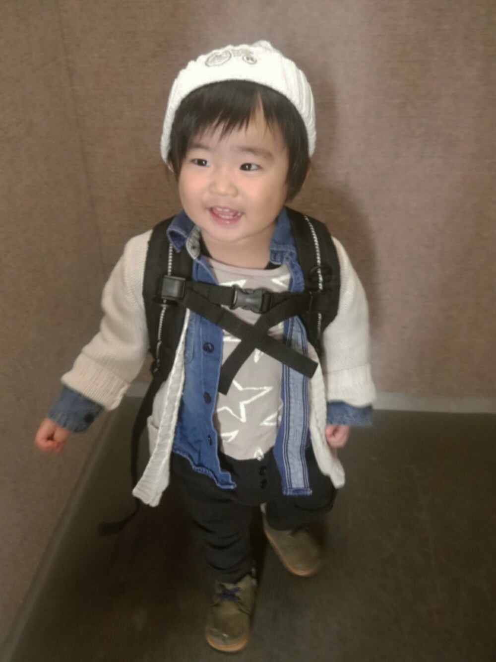 「スウェットパンツ、サルエルパンツ、勝手に一人桜祭り、キッズファッション、男の子、プチプラ、1歳、春コーデ、デニムシャツ、バックパック」｜「西松屋のアイテム（ニットキャップ/ビーニー、ホワイト系）」を使った、*そうまりこ*さん（キッズ・80cm）の春コーディネートの1枚目の写真
