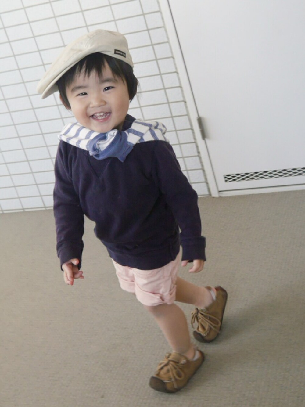 「勝手に一人桜祭り、kids、カジュアルコーデ、男の子コーデ、ピンク男子、石田純一スタイル、ハンチング、1歳、肩掛け、ボーダー」｜「KUMIKYOKU sisのアイテム（ハンチング/ベレー帽、ベージュ系）」を使った、*そうまりこ*さん（キッズ・80cm）の春コーディネートの1枚目の写真
