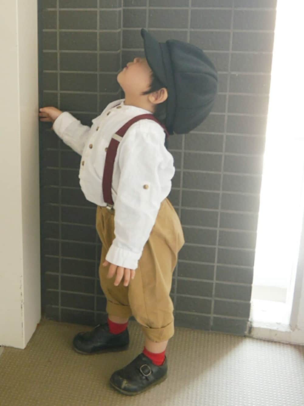 「男の子、春コーデ、サルエルパンツ、ハンドメイド、ドレスシューズ、おめかしコーデ、サスペンダー、1歳、ノーカラーシャツ、イギリス少年」｜「milky wayのアイテム（キャスケット、ブラック系）」を使った、*そうまりこ*さん（キッズ・80cm）の春コーディネートの1枚目の写真