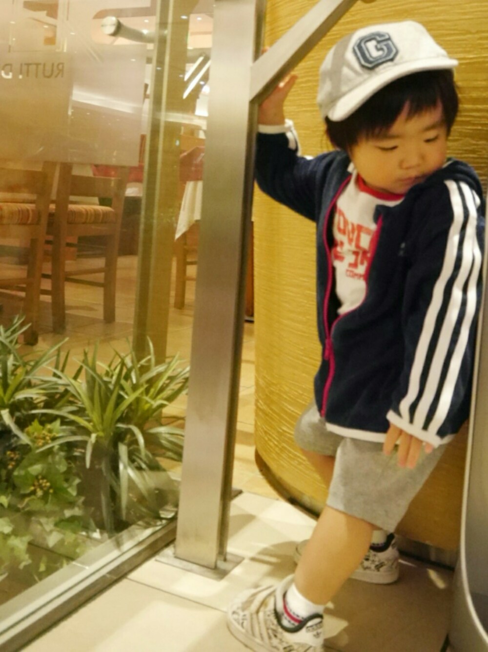 「春コーデ、サルエルパンツ、フタパン、キッズファッション、男の子、スポーツミックス、adidas、ジャージ、ハーフパンツ、雨の日コーデ」｜「adidasのアイテム（ジャージ、ブルー系）」を使った、*そうまりこ*さん（キッズ・80cm）の春コーディネートの1枚目の写真