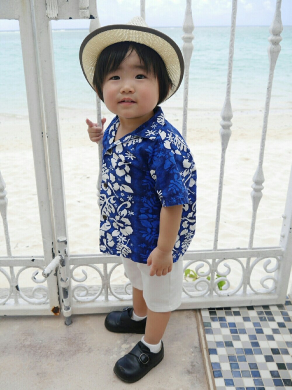 「結婚式、結婚式二次会スタイル、キッズコーデ、アロハシャツ、男の子、2歳、ハーフパンツ、白パンツ、夏コーデ、リゾートスタイル」｜「西松屋のアイテム（ハット、ホワイト系）」を使った、*そうまりこ*さん（キッズ・80cm）の春コーディネートの1枚目の写真