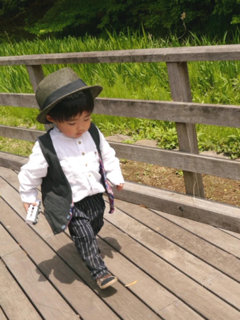 「キッズファッション、おとこのこ、2歳、ベスト、ジレ、白シャツ、ノーカラーシャツ、ストライプパンツ、ストローハット、コンフォートサンダル」｜「kids foretのアイテム（ハット、ブラック系）」を使った、*そうまりこ*さん（キッズ・80cm）の春コーディネートの1枚目の写真