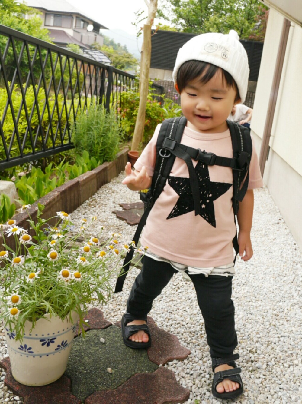 「黒リュック、手羽先フェス、kids、男の子コーデ、スポーツサンダル、休日スタイル、ボーダータンクトップ、ピンク男子、サルエルパンツ、2歳」｜「西松屋のアイテム（ニットキャップ/ビーニー、ホワイト系）」を使った、*そうまりこ*さん（キッズ・80cm）の春コーディネートの1枚目の写真